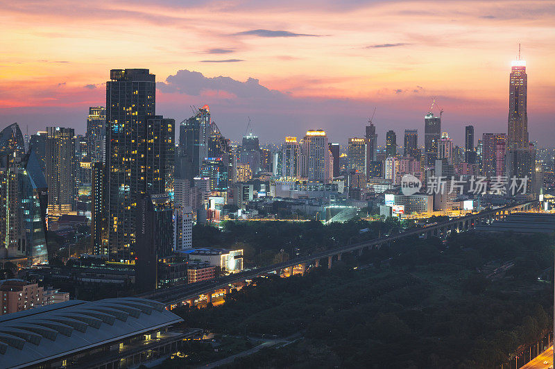 泰国曼谷CBD的ratchada高速公路和rama 9区首都makkasan的空中日落风景